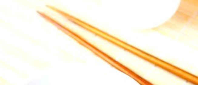 Жареный шпинат с изюмом, чесноком и кедровыми орешками