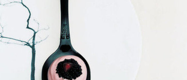 Козий сыр с черной икрой на ложке