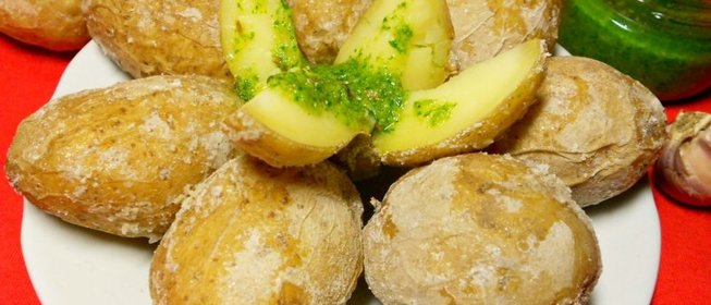 Картофель в соли с зеленым соусом mojo verde по-канарски