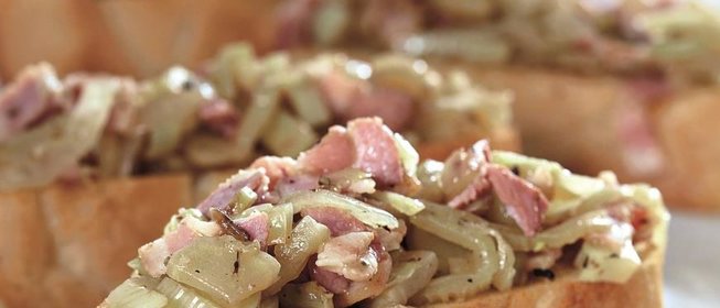 Брускетта с рагу из фенхеля