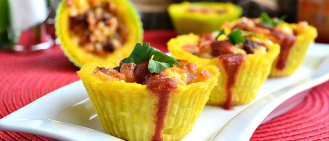 Картофельные корзиночки с курицей и острым томатным соусом