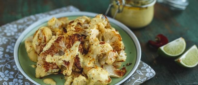 Запеченная цветная капуста с йогуртовым соусом карри