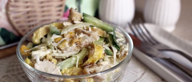 Салат из молодой капусты с курицей и яичными блинчиками