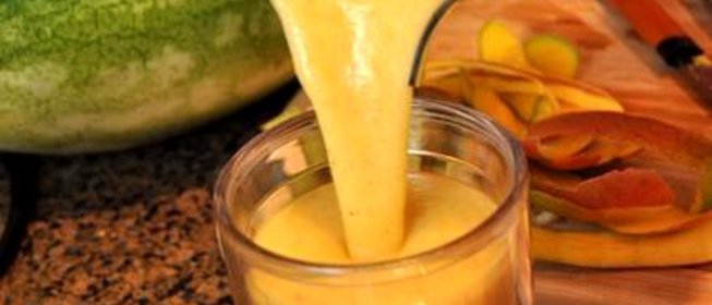 Витаминный напиток из киви, апельсина, винограда и манго