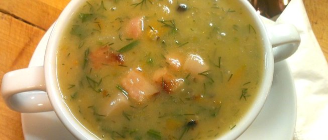 Гороховый суп с копчеными ребрами и беконом