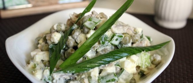 Салат с курицей и малосольными огурцами