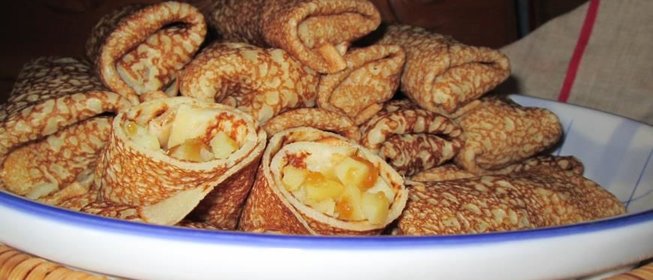 Блинчики с яблоками и медом