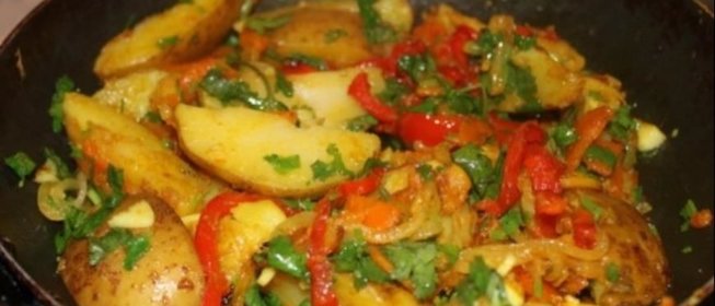 Картофель в мундире с имбирем, овощами и куркумой
