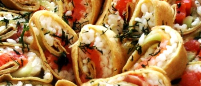 Роллы из блинов со сливочным сыром, семгой и авокадо