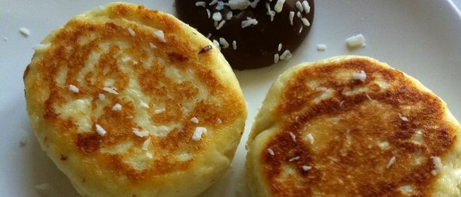 Печеные ванильные сырники с шоколадным соусом