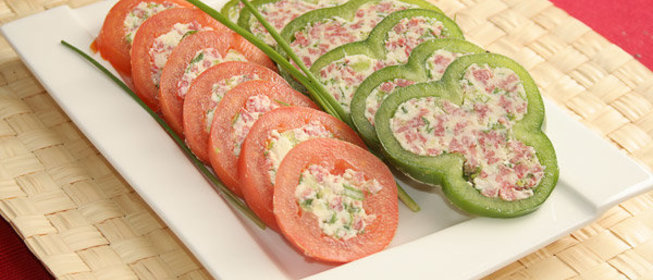 Медальоны из перцев и помидоров