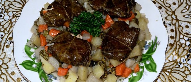 Рагу с листьями фаршированными курицей и опятами