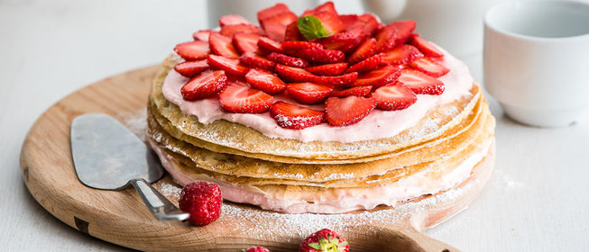 Блинный пирог с клубникой