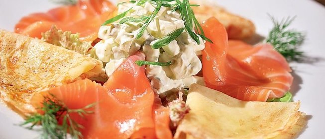 Лепестки из копченой семги с блинами и деревенским салатом