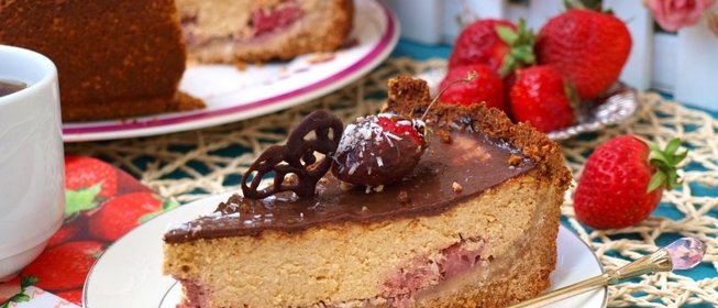 Карамельный сырник с клубникой