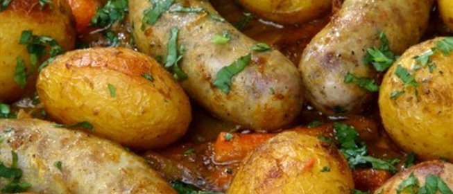 Печеный картофель с колбасками