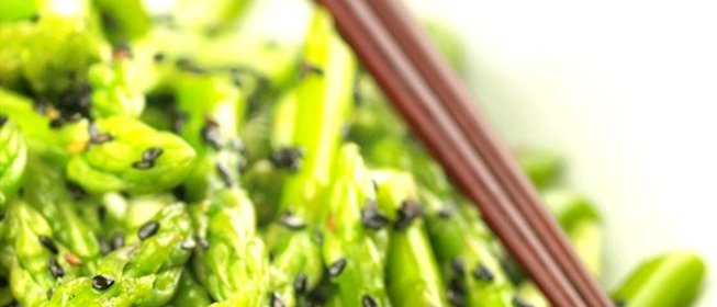 Жареная зеленая спаржа