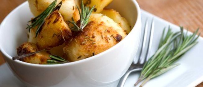 Золотистый молодой картофель с лимоном и розмарином