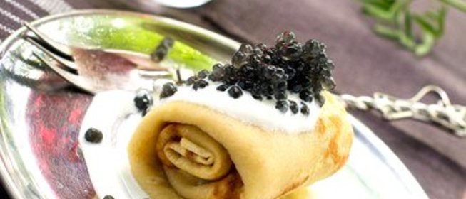 Тонкие гречневые блины со сметаной и черной икрой