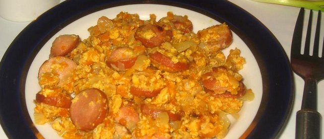Жареные сосиски с морковью луком и яйцом