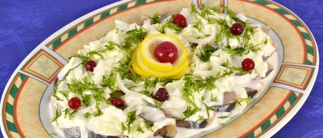 Закуска из сельди под сметанно-яблочным соусом