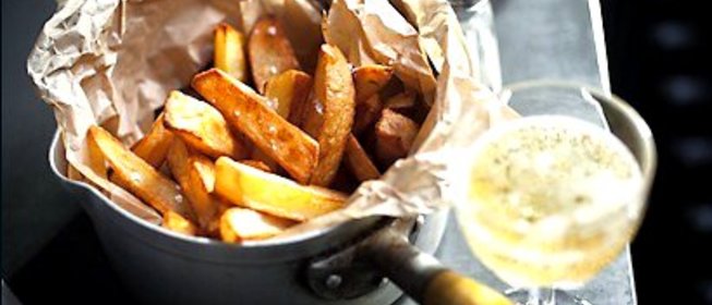 Картофель с соусом дзадзики и морской солью