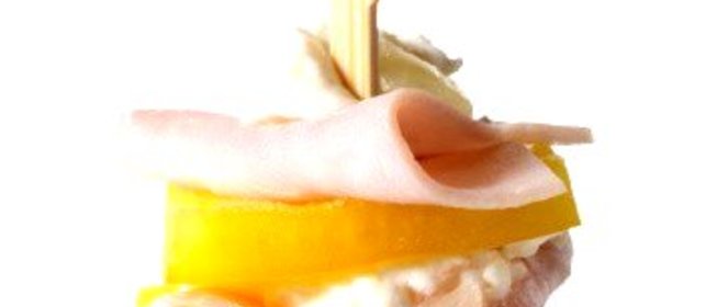 Канапе с ветчиной и ананасом