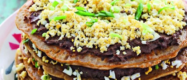 Блинный пирог с яйцами и печенкой