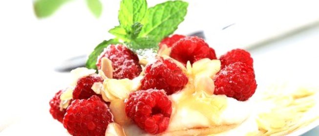 Ореховые блины с малиной