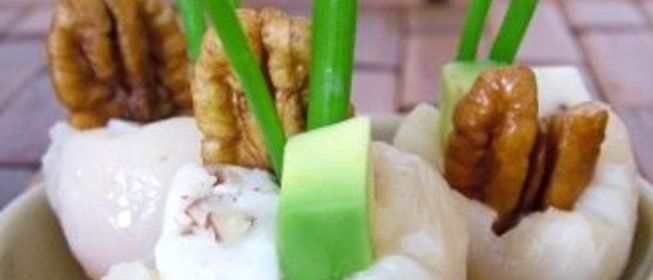 Закуска из личи и авокадо с бри