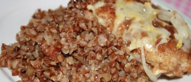 Ароматная гречка с луком и беконом