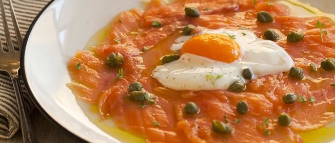 Закуска из копченого лосося с яйцом и каперсами