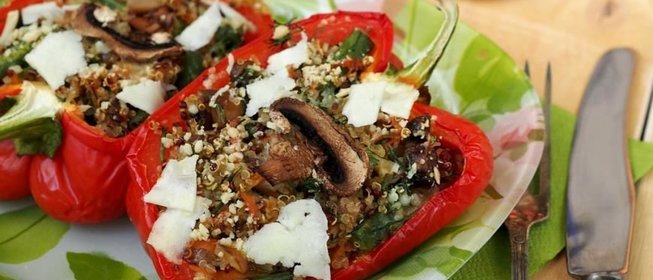 Болгарский перец, фаршированный грибами, овощами и киноа