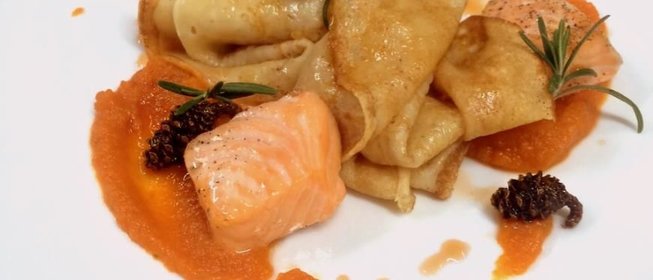 Блины с морковью и лососем