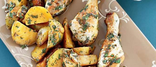 Куриные голени и печеная картошка с зеленой заправкой