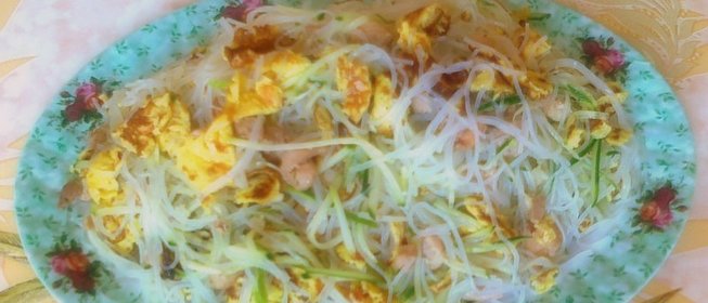 Салат из фунчезы и яичных блинчиков