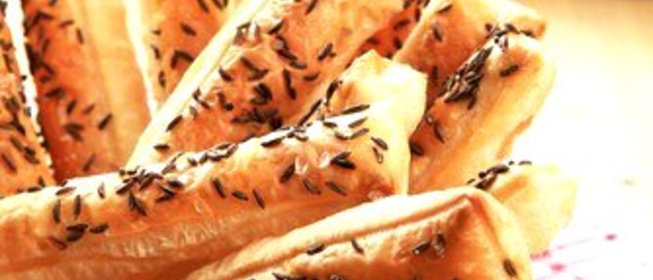 Хрустящие палочки из слоеного теста с ветчиной и горгонзолой