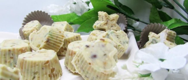 Конфеты из белого шоколада с орехами и цукатами
