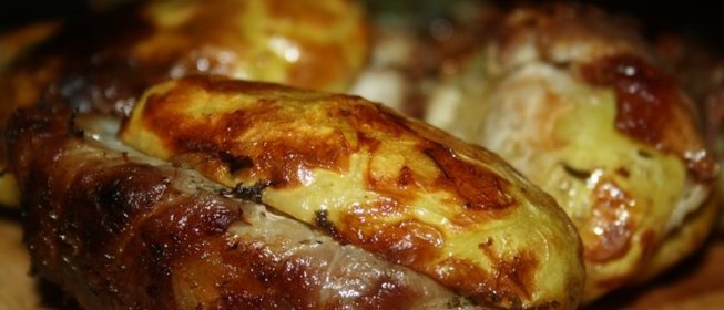 Картофель с беконом и сухой кавказской аджикой в фольге в углях