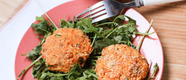 Оладьи из лосося с морковью и миндалем