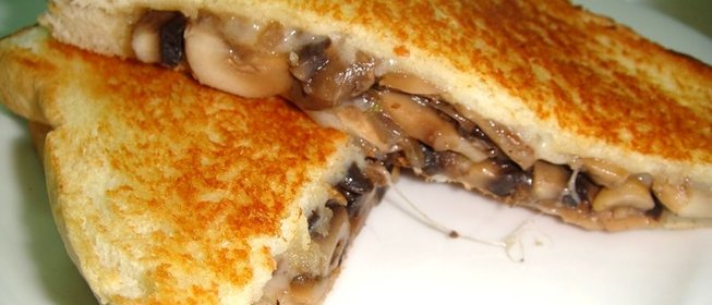 Тосты с сыром и грибами