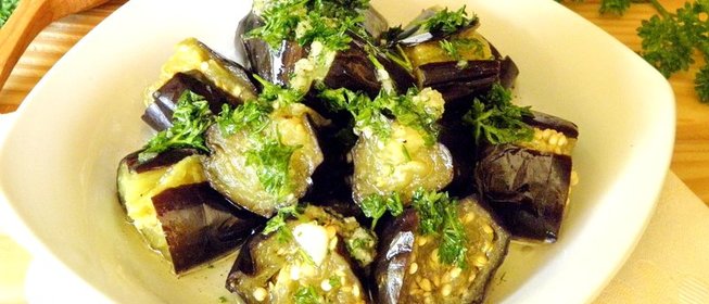 Отварные баклажаны с чесноком и зеленью