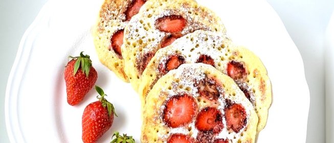 Клубничные оладьи