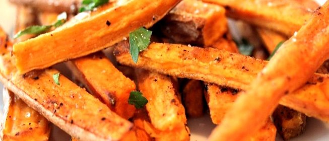 Запеченный сладкий картофель с шалфеем и орехами