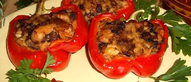 Перец, фаршированный грибами и мясом