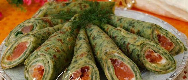 Шпинатные блинчики с красной рыбой и икрой