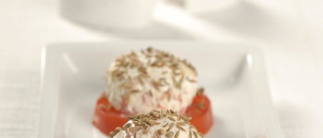 Помидоры с острым творогом