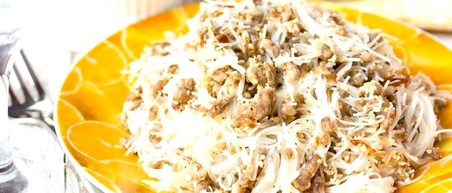 Рисовая лапша со свиным фаршем и кунжутом