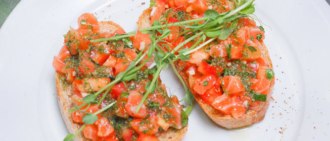 Брускетта с лососем и томатами