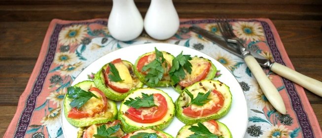 Кабачки в духовке с помидорами и сыром